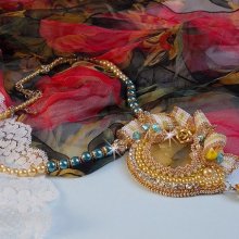 Pendente Haute-Couture Sunflower Gold ricamato con perline placcate oro 24 carati, opale del Madagascar e cristalli Swarovski.